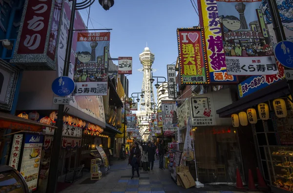 Widok ulicy Shinsekai i wieży Tsutenkaku w Osace — Zdjęcie stockowe