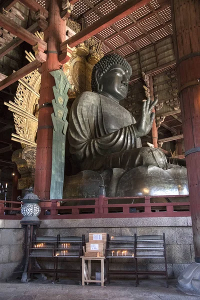 Daibutsu - o grande Buda, localizado no grande salão de Buda a — Fotografia de Stock