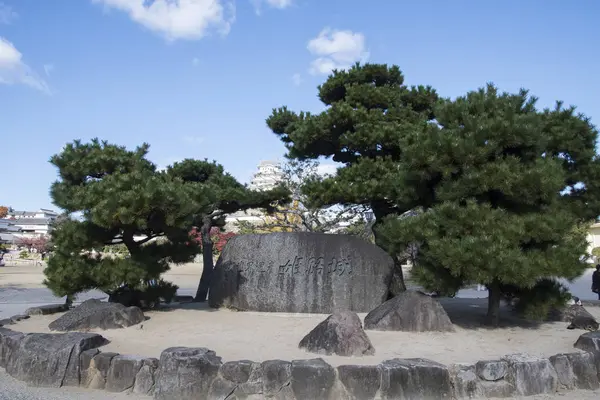 Castillo Himeji con cielo azul en otoño —  Fotos de Stock