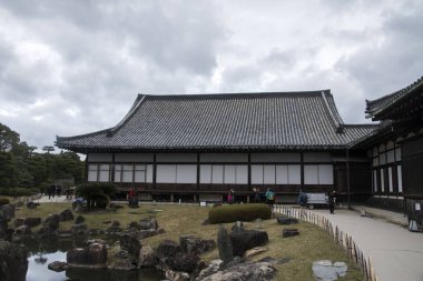 Japonya 'daki Nijo Kalesini ziyaret eden turistler