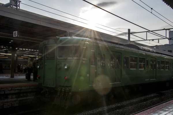 Trein wacht op passagier bij Kyoto station, Japan. — Stockfoto