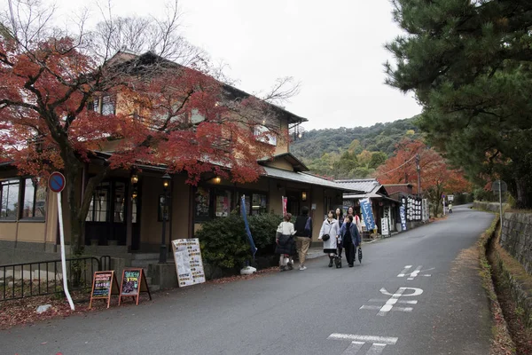 京都の円山公園の隣の通りを歩く人々 — ストック写真