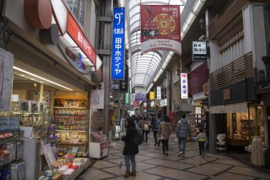 Nara Japonya 'nın Higashimuki caddesinde ziyaretçi alışverişi