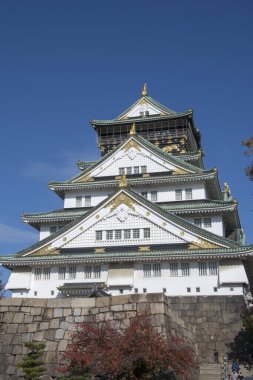 Turist ve insanlar Osaka, Japonya 'daki Osaka kalesini ziyaret ediyorlar.