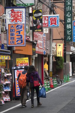 Osaka, Ja 'da yağmurlu bir günde ıslak sokakta şemsiyeli insanlar.
