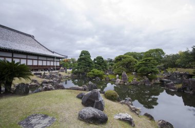 Japonya, Kyoto 'daki Nijo Kalesi' nin içinde güzel bir bahçe.