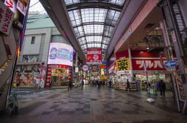 Namba 'daki Takashimaya mağazasını kimliği belirsiz kişiler ziyaret ediyor 