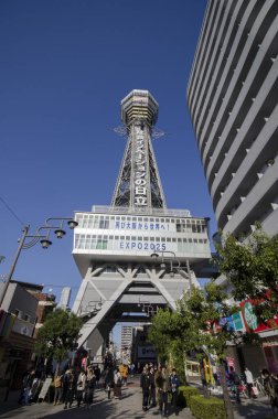 Tsutenkaku kulesi Osak şehrinde geçiş pazarı olan Shinsekai şehri.