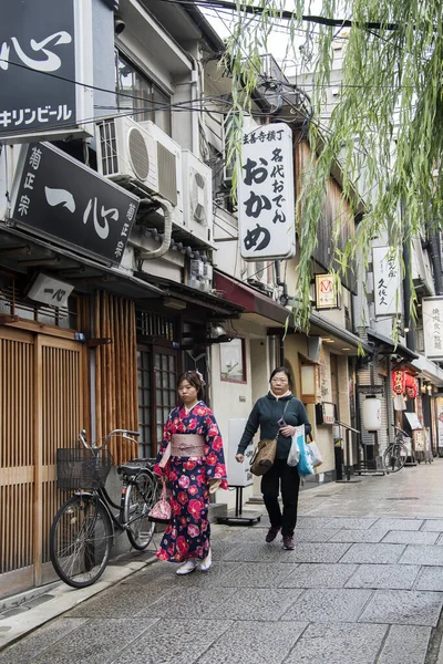 Ludzie chodzą po Hozenji Yokocho w Osace — Zdjęcie stockowe