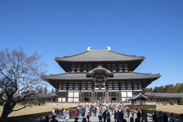 奈良の東大寺を訪れる人々 — ストック写真