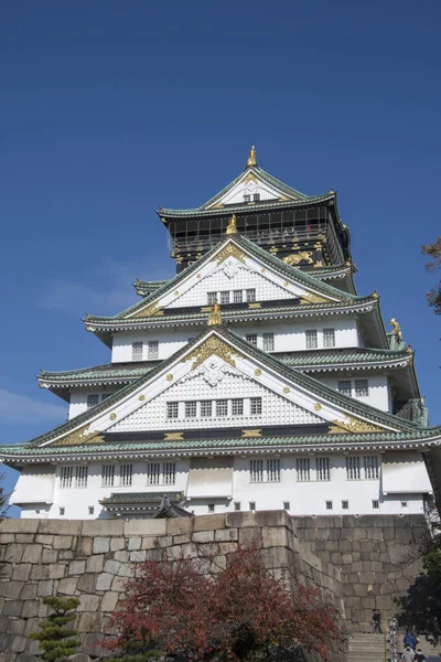 Tourist and people visit the Osaka castle in Osaka, Japan — Stock Photo, Image