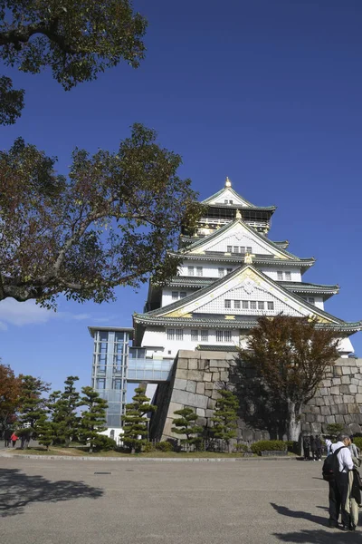 Turista y gente visita el castillo de Osaka en Osaka, Japón —  Fotos de Stock