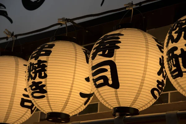 Linterna japonesa colgada frente al restaurante japonés — Foto de Stock