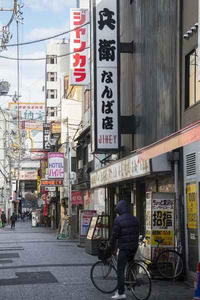 Ludzie odwiedzają ulicę Dotonbori w Osace, Japonia — Zdjęcie stockowe