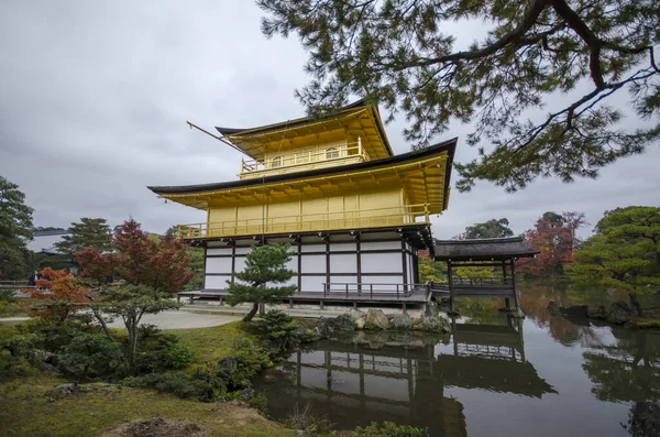 Zicht op Kinkakuji, Tempel van het Gouden Paviljoen boeddhistische tempel — Stockfoto