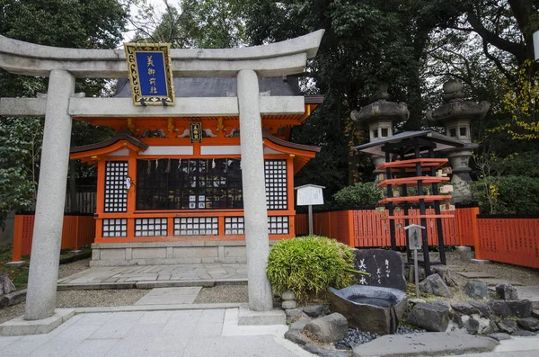 Храм Бигозенша внутри дзиндзя Ясака в Киото — стоковое фото