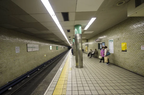 Lidé čekají na metro na nástupišti v Ósace — Stock fotografie