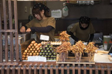 Arashiyama, Kyoto 'da sokak yemekleri satıcısı.. 