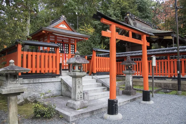 Kyoto Fushimi Inari-taisha tapınağında Kırmızı torii, Japonya — Stok fotoğraf