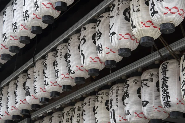 Muitas lanternas de papel penduradas acima do salão principal do Santuário de Yasaka — Fotografia de Stock