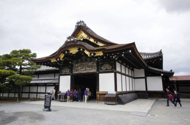 Japonya 'daki Nijo Kalesini ziyaret eden turistler