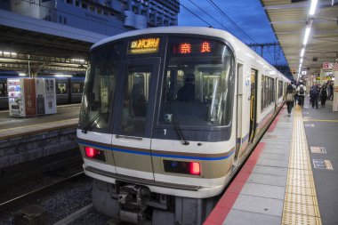 Nara 'ya giden tren Kyoto, Japonya' daki tren istasyonunda duruyor.