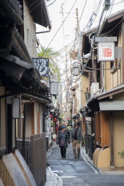 Kiyamachi Dori Caddesi 'nin manzarası, yerli halk ve ziyaretçiler,