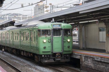 Japonya 'daki Kyoto istasyonunda yolcu bekleyen tren..