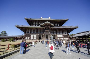 İnsanlar Japonya, Nara 'daki Todaiji Tapınağını ziyaret ediyor.