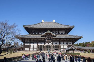 İnsanlar Japonya, Nara 'daki Todaiji Tapınağını ziyaret ediyor.