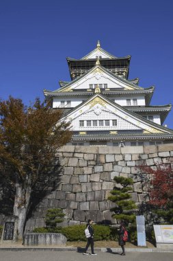 Turist ve insanlar Osaka, Japonya 'daki Osaka kalesini ziyaret ediyorlar.