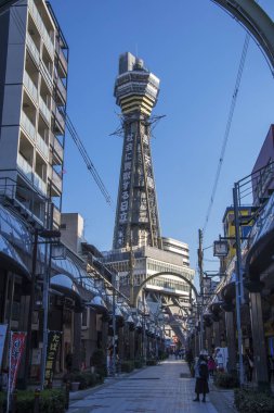 Tsutenkaku kulesi Osak şehrinde geçiş pazarı olan Shinsekai şehri.