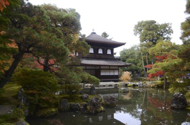 Ginkaku-ji Gümüş Köşkü 'nde güzel sonbahar renkleri