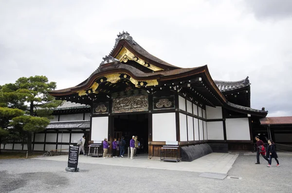 Japonya 'daki Nijo Kalesini ziyaret eden turistler — Stok fotoğraf