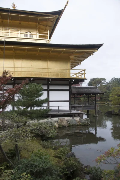 Rokuon-ji Boeddhistische tempel (het Gouden Paviljoen, Kinkakuji) in Ky — Stockfoto