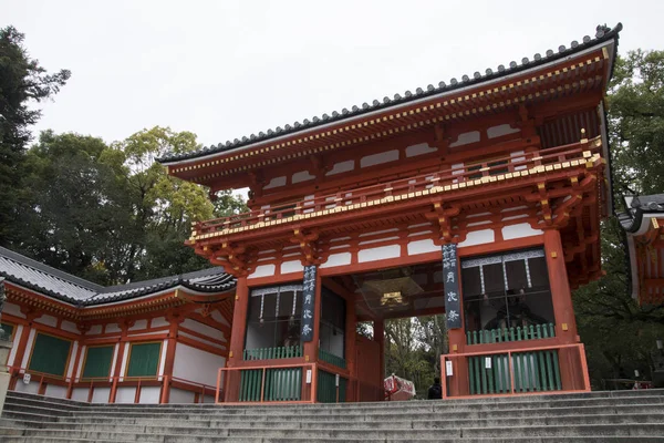 Люди посещают святилище Ясака в Киото — стоковое фото