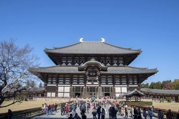 Ludzie odwiedzają świątynię Todaiji w Nara, Japonia — Zdjęcie stockowe