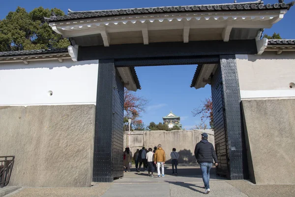 Ozdobna czarno-biała brama wejściowa Otemon Zamku Osaka. — Zdjęcie stockowe
