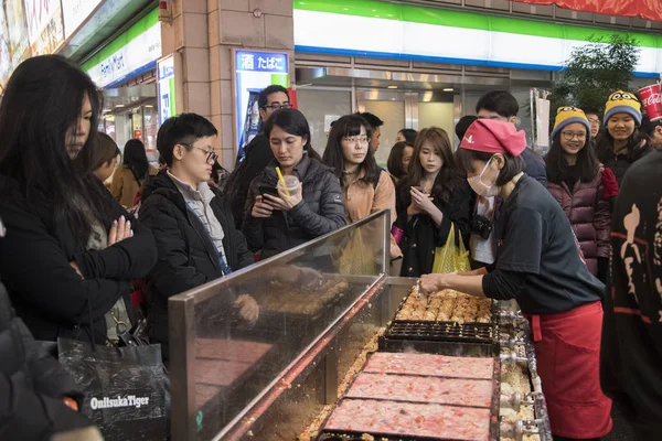 Vendor making takoyaki on a takoyaki pan in Osaka, Japan. — Stock Photo, Image