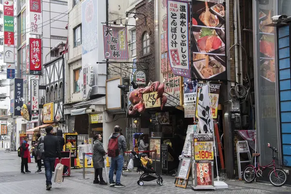 Ludzie odwiedzają ulicę Dotonbori w Osace, Japonia — Zdjęcie stockowe