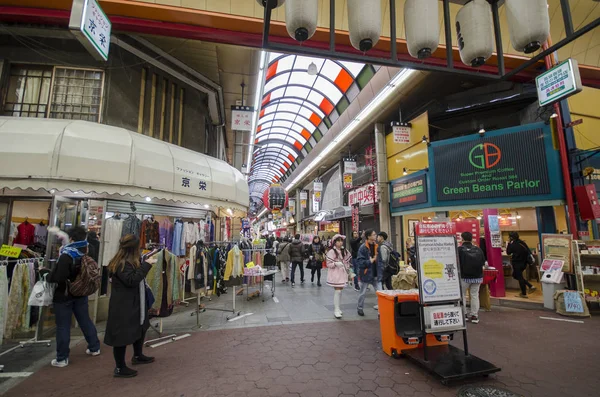 Les commerçants visitent le marché Nipponbashi Kuromon Ichiba à Osaka Japon — Photo