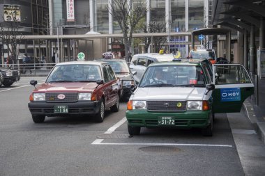 Taksiler Kyoto Jr. tren istasyonunda yolcuları bekliyor.