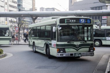 İnsanlar Kyoto Japonya 'da otobüse biniyor.