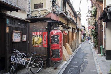 Kiyamachi Dori Caddesi 'nin manzarası, yerli halk ve ziyaretçiler,
