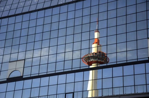 Tour de Kyoto reflétée par l'acier de verre de la gare de Kyoto Jap — Photo