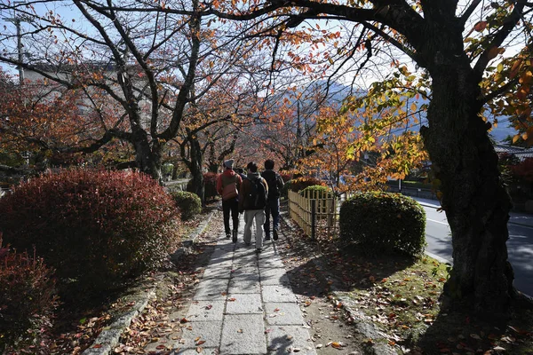 Caminho Filosofal com licença de outono em Kyoto — Fotografia de Stock