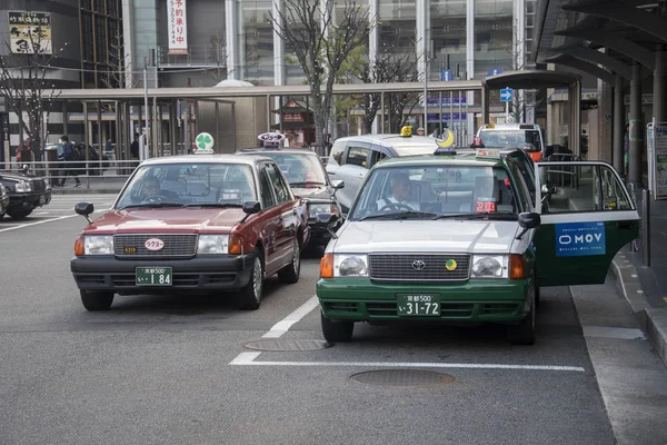 Taxi 's wachten op passagiers op Kyoto Jr treinstation — Stockfoto