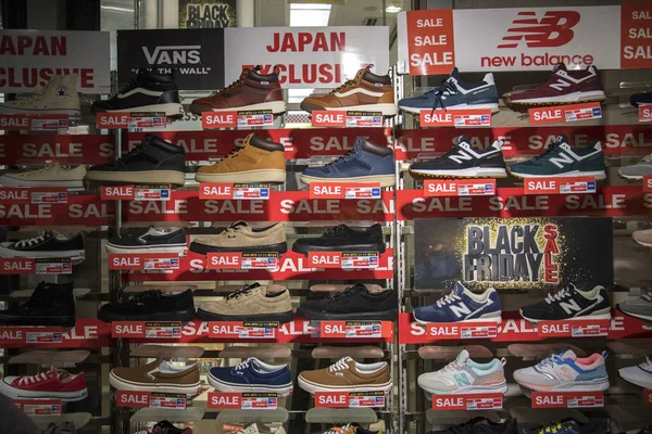 Varie marche di scarpe sportive vendono per strada a Kyoto . — Foto Stock