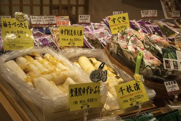 Marynowane warzywa na rynku Nishiki — Zdjęcie stockowe