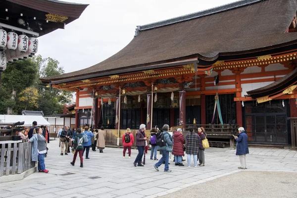 People visit to the main hall of Yasaka Shrine in Kyoto Japan — Stock Photo, Image